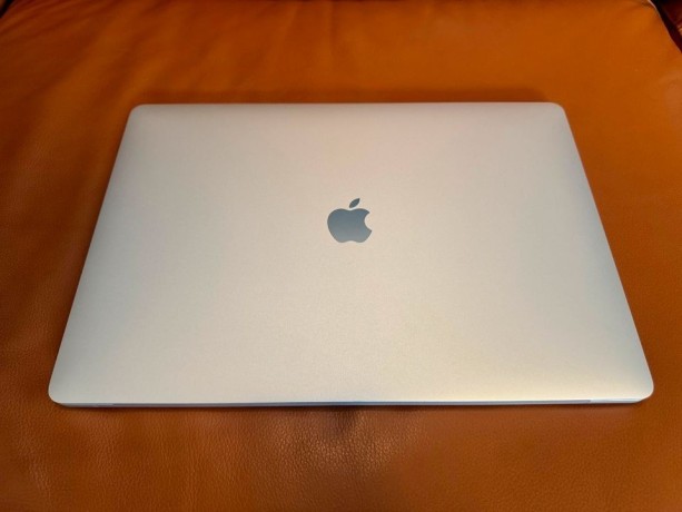 apple-macbook-pro-16-avec-core-i9-1-to-32-go-big-2