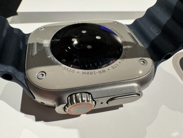 apple-watch-ultra-2-titanium-49-mm-gps-cellular-ocean-blu-avec-applecare-actif-big-2