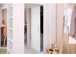 Lit surélevé de la marque Parisot avec bureau, armoire et espaces de rangement