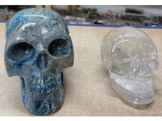 Gros crâne en Apatite ou en Cristal de roche - H: 9 à 11 cm