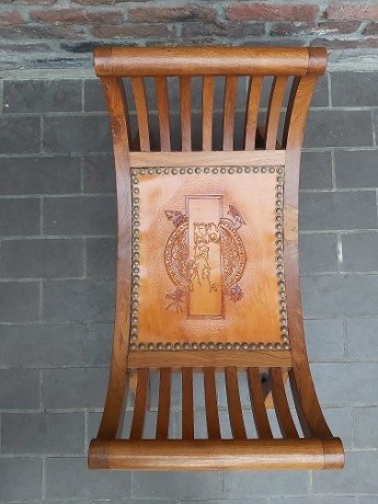 tabouret-bois-et-gravure-sur-cuirwooden-stool-and-leather-engraving-big-4